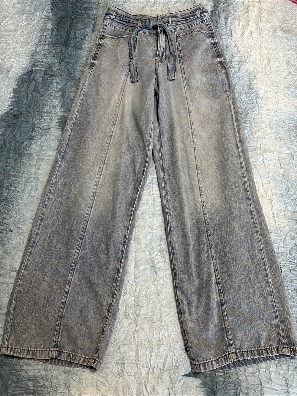 173. Women's Washed light wash Wide-Leg Jeans with Tie Waist